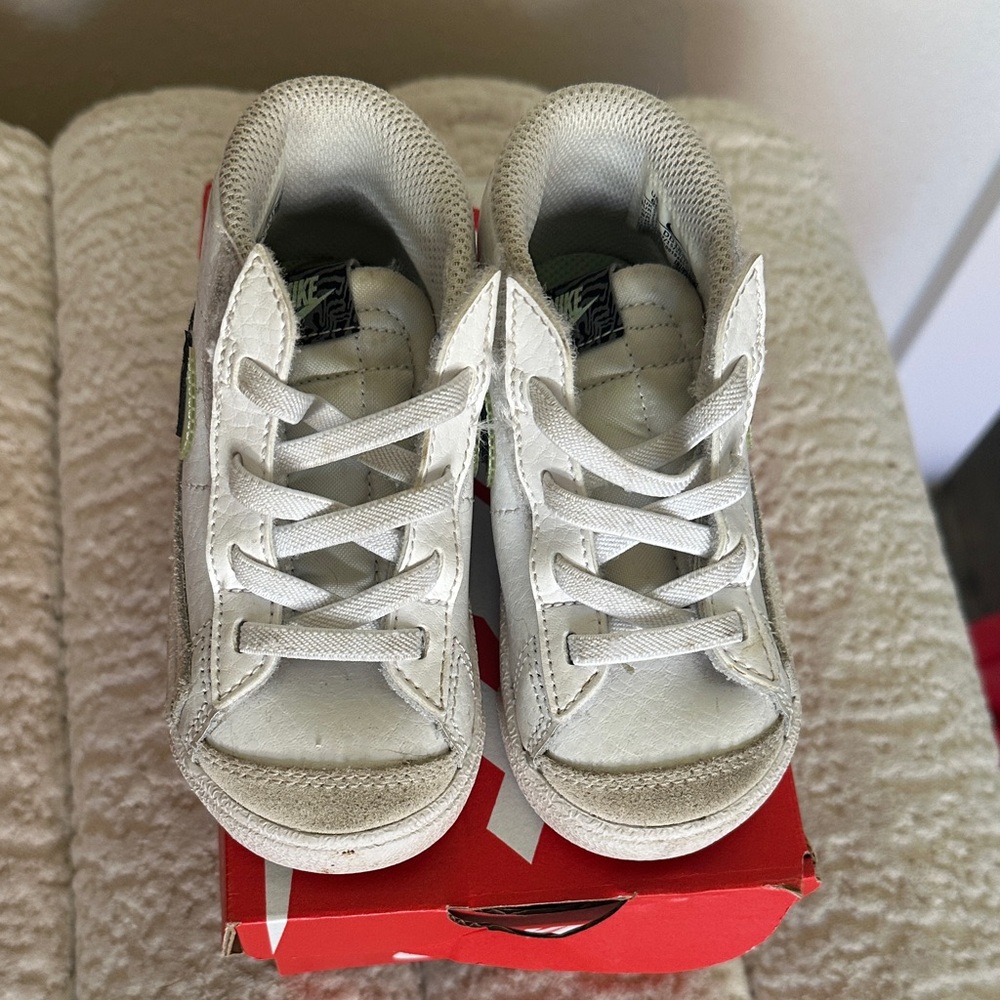 Nike Kids Blazer Mid ‘77 SE White Sneakers with Red Accent